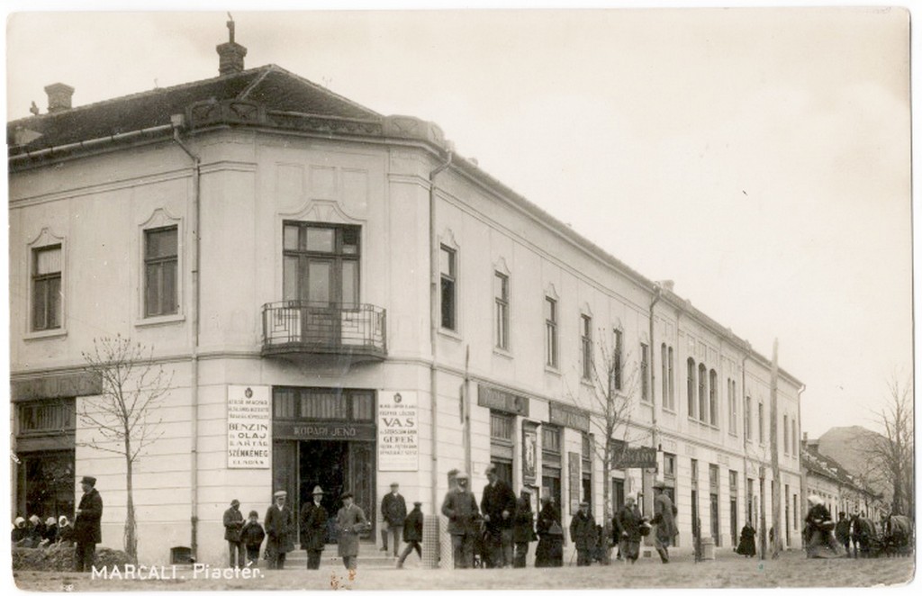 A Kopári-üzletház és Korona szálloda 1940 körül (Képeslap, a Marcali Múzeum gyűjteményéből) 3. kép