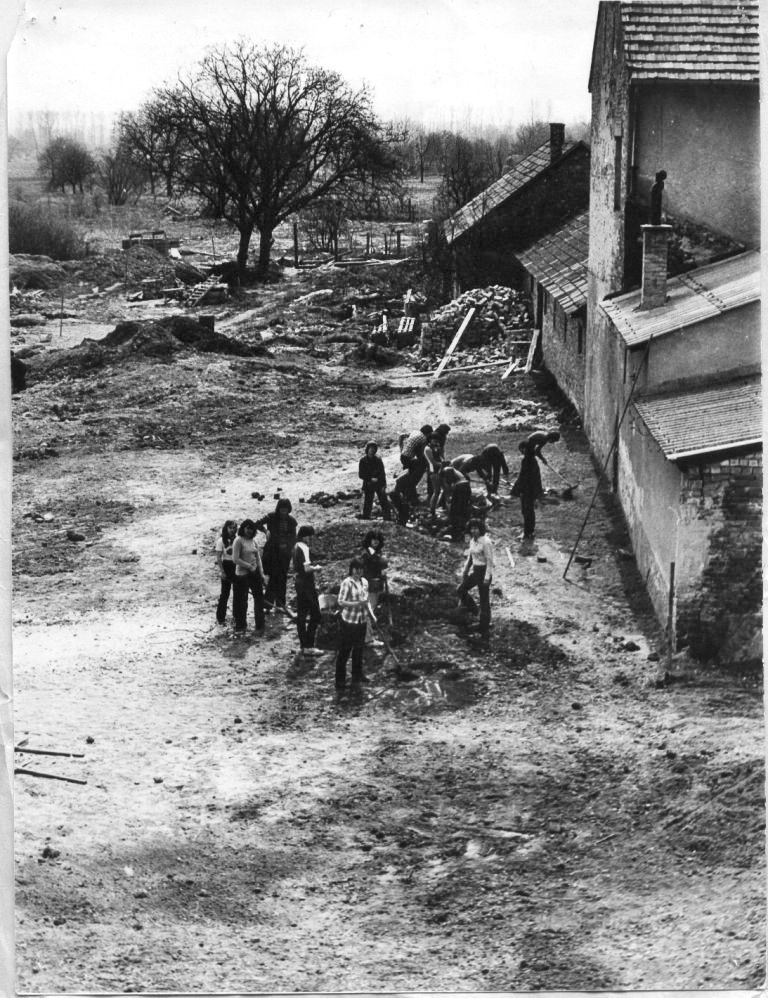 készül az iskola udvara